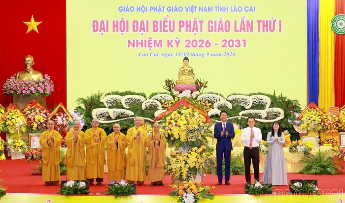 Các đồng chí lãnh đạo tỉnh Lào Cai tặng hoa chúc mừng đại hội.