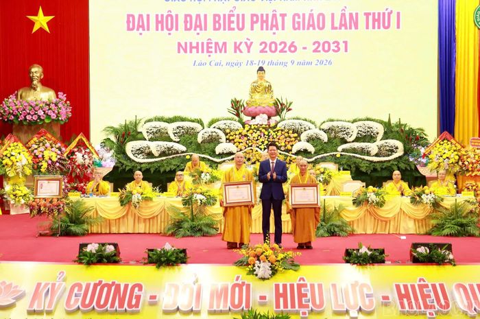 Thừa ủy quyền của Chủ tịch nước Cộng hòa XHCN Việt Nam, đồng chí Nguyễn Thế Phước - Phó Bí thư Tỉnh ủy, Chủ tịch Ủy ban MTTQ Việt Nam tỉnh trao Huân chương Lao động hạng Nhì cho Hòa thượng Thích Thanh Điện - Phó Chủ tịch Hội đồng trị sự Trung ương Giáo hội Phật giáo Việt Nam, Trưởng ban Thường trực Ban trị sự Giáo hội Phật giáo tỉnh Lào Cai; trao Huân chương Lao động hạng Ba cho Thượng tọa Thích Minh Huy - Phó Trưởng ban Thường trực Ban trị sự Giáo hội Phật giáo tỉnh Lào Cai.