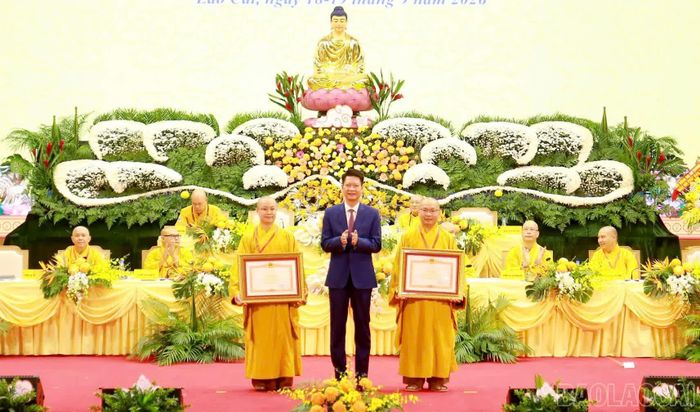 Thừa ủy quyền của Thủ tướng Chính phủ, đồng chí Nguyễn Thế Phước – Phó Bí thư Tỉnh ủy, Chủ tịch Ủy ban MTTQ Việt Nam tỉnh trao tặng Bằng Khen của Thủ tướng Chính phủ cho hai cá nhân có thành tích xuất sắc.