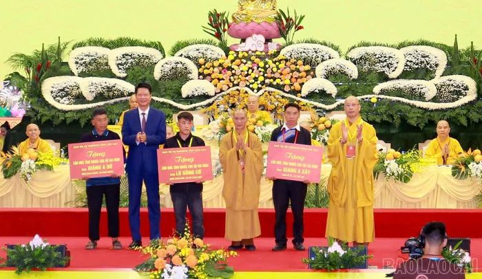 Nhân dịp này, Ban trị sự Giáo hội Phật giáo Việt Nam tỉnh Lào Cai kết hợp với Ủy ban MTTQ Việt Nam tỉnh trao tặng 3 nhà "Đại đoàn kết" (mỗi căn trị giá 60 triệu) cho 3 hộ nghèo trên địa bàn tỉnh Lào Cai.