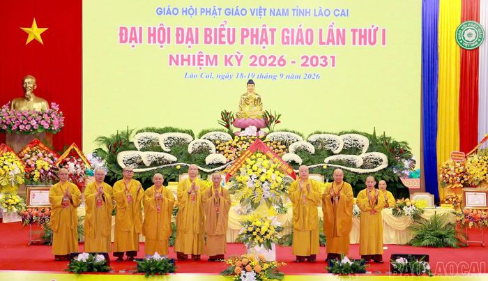 Trưởng lão Hoà thượng Thích Thanh Nhiễu - Phó Chủ tịch Thường trực Hội đồng trị sự Giáo hội Phật giáo Việt Nam tặng hoa chúc mừng đại hội.