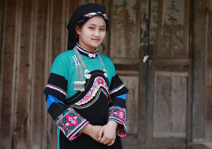 Bộ trang phục nữ của người Bố Y cầu kỳ và đẹp gồm áo và quần làm bằng vải lanh. Chiếc áo của phụ nữ Bố Y có 2 loại, gồm áo trong và áo ngoài. Đặc biệt, ở tay áo có những họa tiết đặc sắc như hoa, hình đôi bướm đối xứng… Bộ trang phục của phụ nữ Bố Y còn có chiếc tạp dề được làm tỉ mỉ, trang trí những họa tiết thêu hoa mẫu đơn với sắc hồng nổi bật.