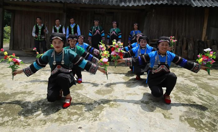 Hiện, trang phục dân tộc của người Bố Y vẫn giữ được những yếu tố truyền thống như là biểu trưng của văn hóa, góp phần phản ánh phong tục, tập quán, vẻ đẹp và bản sắc riêng của tộc người.