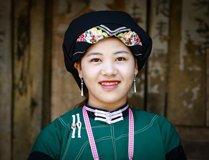 Các cô gái chưa lấy chồng sẽ đội khăn hình chữ nhật có hoa văn. Phần giữa khăn được trang trí bằng những đường chỉ màu rực rỡ chạy song song và họa tiết thêu nổi. Người đội gấp khăn làm tư theo chiều dọc, vấn tròn lên đầu rồi tết tóc thành hai dải, cuốn ra ngoài khăn.