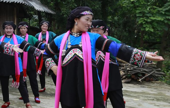 Trong những dịp quan trọng như lễ, tết, ngày hội, họ mặc bộ trang phục đẹp nhất với lòng tự hào về bản sắc của dân tộc mình.