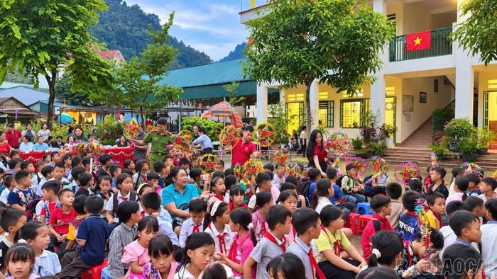 Cán bộ, chiến sĩ Công an xã Bản Lầu trao tặng đèn ông sao cho học sinh.