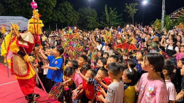 Trẻ em xã Bản Lầu tham gia rước đèn, phá cỗ trong chương trình “Trung thu biên cương ấm tình đoàn kết”.