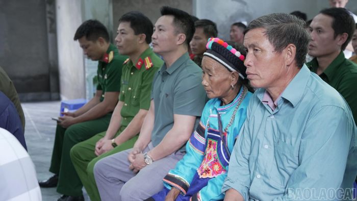 Người dân thôn Sao Cô Sín, xã Mường Khương, đến chung vui, động viên gia đình ông Thào Sàn Phú trong ngày đón nhà mới.
