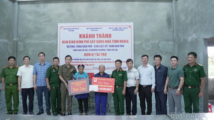 Gia đình ông Thào Sàn Phú, thôn Sao Cô Sín, xã Mường Khương, được nhận 80 triệu đồng hỗ trợ xây dựng nhà tình nghĩa và quà của Tỉnh ủy Lào Cai.