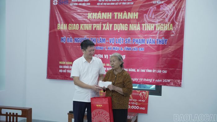 Lãnh đạo Văn phòng Tỉnh ủy trao quà của Tỉnh ủy Lào Cai, động viên gia đình ổn định cuộc sống.