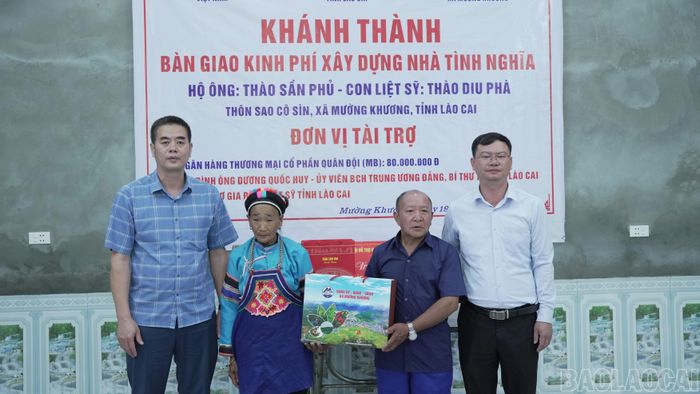 Lãnh đạo xã Mường Khương trao quà, động viên gia đình ông Thào Sàn Phú ổn định cuộc sống trong ngôi nhà mới.