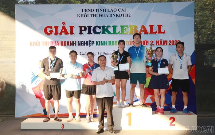 Ban tổ chức trao giải cho các vận động viên đạt thành tích cao.