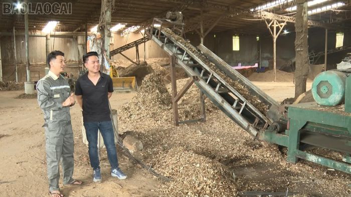 Anh Tạ Hồng Thanh (áo đen) trao đổi cùng quản lý nhà xưởng về quy trình vận hành dây chuyền sản xuất.