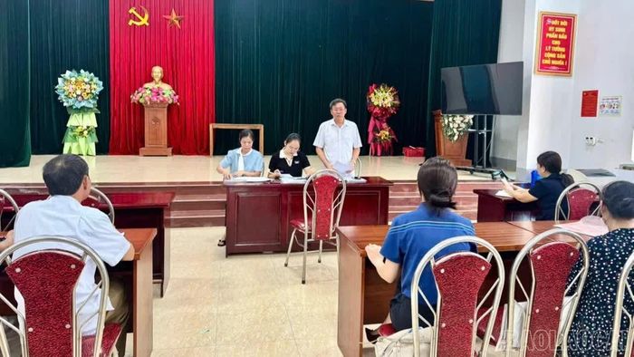 Quang cảnh buổi chi trả kinh phí bồi thường, hỗ trợ và tái định cư cho người dân tại phường Âu Lâu.