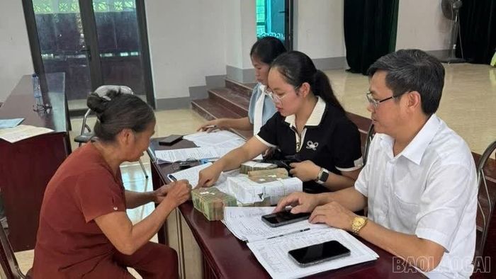 Các hộ dân ký nhận kinh phí bồi thường, hỗ trợ và tái định cư.