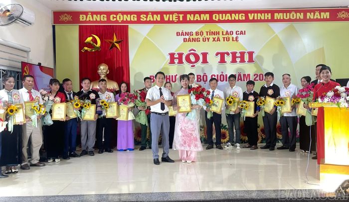 Đồng chí Lương Văn Thư - Bí thư Đảng ủy, Chủ tịch HĐND xã trao giải Nhất cho thí sinh Phan Hồng Lý - Bí thư Chi bộ Trường Mầm non Tú Lệ.