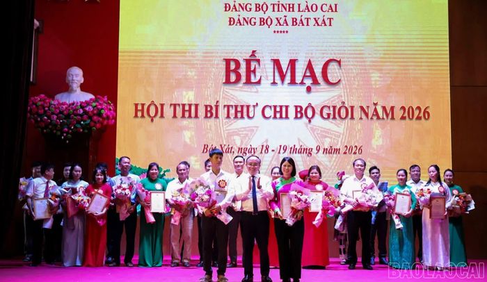 Ban Tổ chức trao giải Nhất cho hai thí sinh xuất sắc của hai nhóm thi.