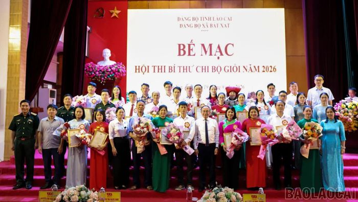 Các thí sinh chụp ảnh lưu niệm với các đồng chí lãnh đạo xã Bát Xát.