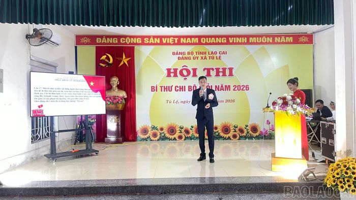 Các thí sinh tham gia phần thi thuyết trình và xử lý tình huống.
