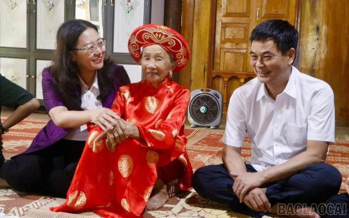 Đồng chí Giàng Thị Dung - Phó Bí thư Tỉnh ủy, Trưởng Đoàn đại biểu Quốc hội tỉnh Lào Cai và lãnh đạo địa phương thăm, tri ân Mẹ Việt Nam anh hùng Hà Thị Hao dịp 27/7/2026.