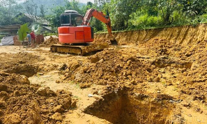 Máy móc thi công phần móng tại lễ khởi công xây dựng nhà ở tặng Mẹ Việt Nam anh hùng Hà Thị Hao.