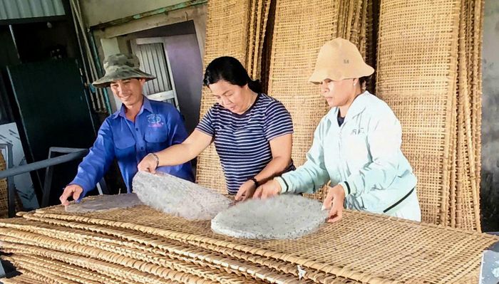 Chị Hạnh (ngoài cùng bên phải) nỗ lực gìn giữ nghề truyền thống làm bánh tráng của gia đình