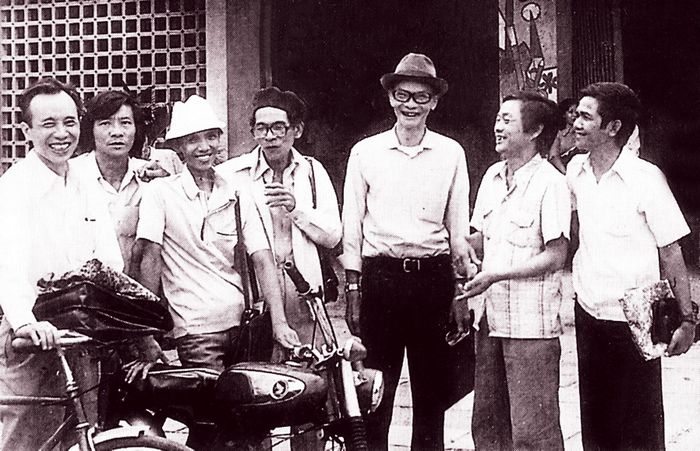 Nhà văn Võ Hồng (người thứ 3 từ phải qua) và các văn nghệ sĩ tỉnh Phú Khánh, 1985. Ảnh: T.Văn