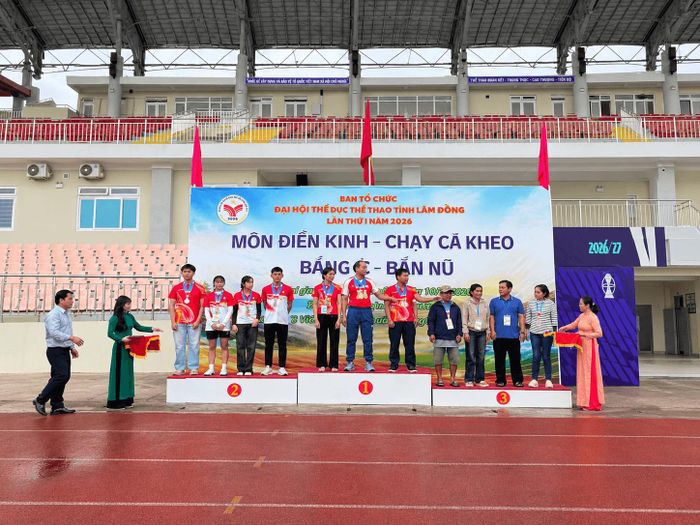 Đội tuyển bắn nỏ - bắn ná học sinh đạt giải Nhì