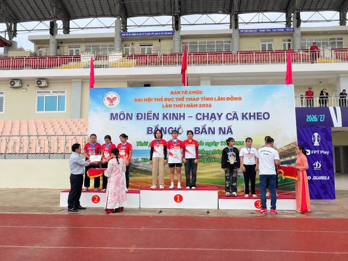 Nội dung thi bắn nỏ nữ của tuyển học sinh đoạt giải Nhất