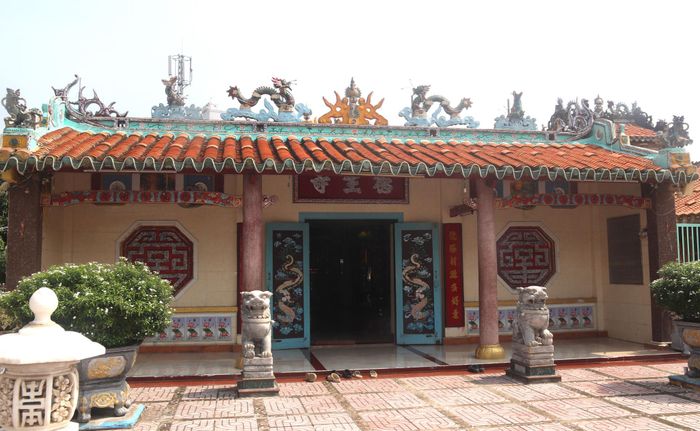 Mái chùa lợp ngói âm dương, các họa tiết điêu khắc, chạm trổ, đắp nổi đặc trưng