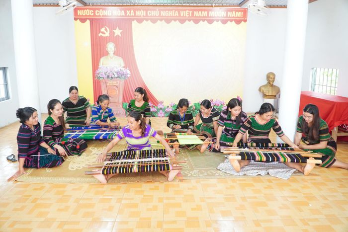 Ngày càng có nhiều người trẻ ở bon Ol Bu Tung - Bu Đách tìm hiểu và học dệt thổ cẩm