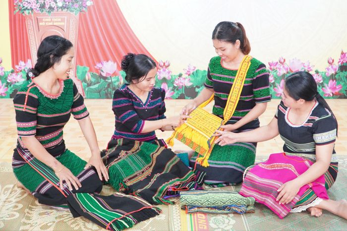 Nhiều người trẻ ở bon Ol Bu Tung - Bu Đách đã dệt nên các sản phẩm truyền thống để phục vụ bản thân và bán cho khách hàng