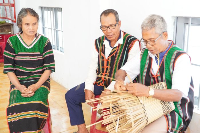 Đan lát là nghề truyền thống được đồng bào M'nông ở bon bon Ol Bu Tung - Bu Đách duy trì để vừa giữ nghề cha ông vừa có thêm thu nhập