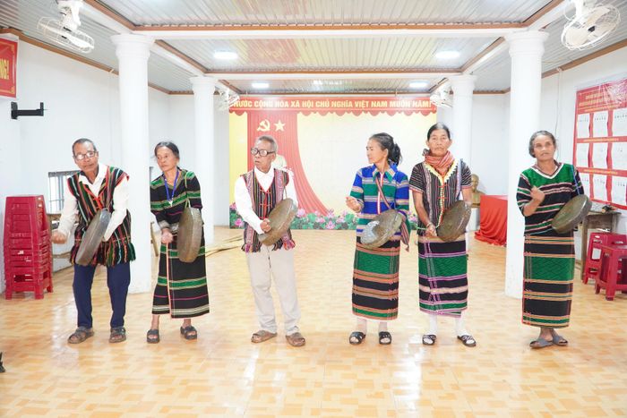 Cồng chiêng luôn được đồng bào M'nông ở bon Ol Bu Tung - Bu Đách luyện tập, biểu diễn trong những dịp lễ, tết để tiếng chiêng được nối dài