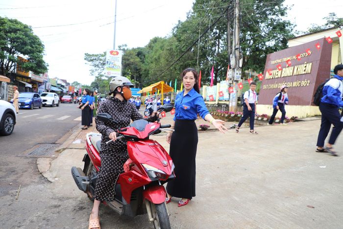 Đoàn Thanh niên hướng dẫn phụ huynh dừng, đỗ xe đúng nơi quy định khi đưa, đón con