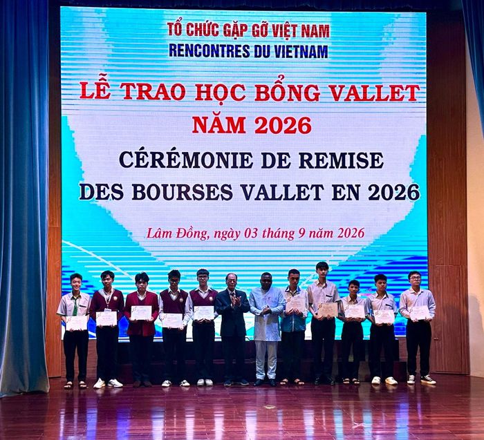 Đặng Vũ Đăng Khôi, Trường THPT Thăng Long Lâm Hà (ngoài cùng bên phải) nhận học bổng Vallet trước khi nhập học đại học