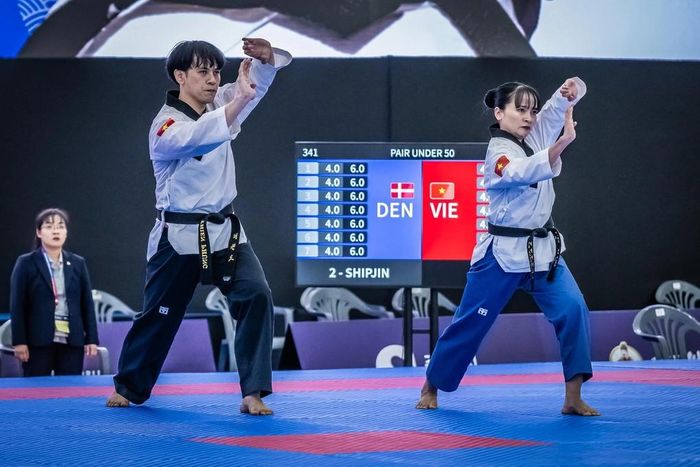 Hai VĐV Thiên Phụng và Lê Kim Taekwondo (Lâm Đồng) xuất sắc giành HCV nội dung quyền tiêu chuẩn đôi nam nữ U50. (Ảnh: Trung tâm Huấn luyện và Thi đấu Thể thao tỉnh Lâm Đồng)