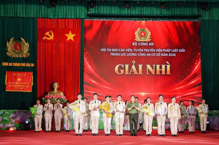 Trung tướng Phạm Công Nguyên trao Giấy chứng nhận và tặng hoa chúc mừng cho các Đội thi đạt giải Nhì tại hội thi. (Ảnh: Công an TP Cần Thơ)