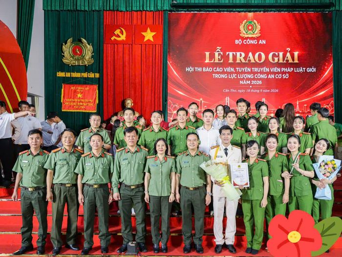 Đội thi Công an tỉnh Lâm Đồng chụp ảnh lưu niệm cùng Ban tổ chức. (Ảnh: Công an TP Cần Thơ)