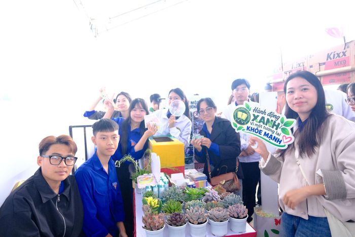 Các gian hàng trong Chương trình đổi chất thải nguy hại lấy quà tặng