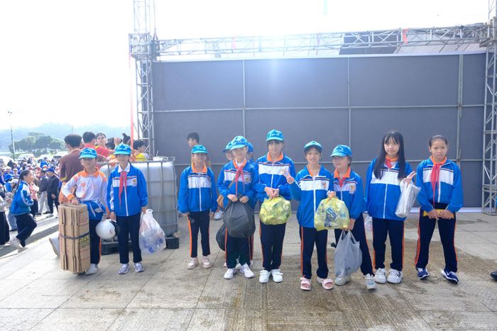 Học sinh các trường học trên địa bàn tham gia Chương trình đổi chất thải nguy hại lấy quà tặng