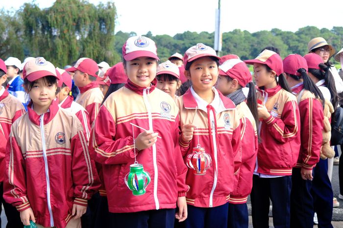 Học sinh làm lồng đèn từ các vật phẩm tái chế như vỏ lon bia, nước ngọt