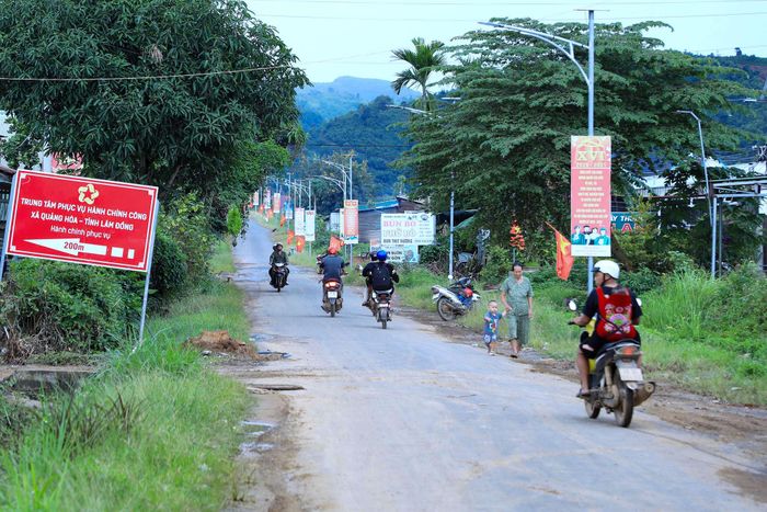 Quảng Hòa là xã đặc biệt khó khăn của Lâm Đồng với hạ tầng, đặc biệt là giao thông còn nhiều hạn chế (Trong ảnh là tuyến đường qua khu vực trung tâm xã)