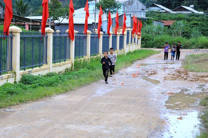 Hạ tầng giao thông tại xã Quảng Hòa còn nhiều hạn chế, ảnh hưởng tới việc đi lại của người dân và con em đến trường