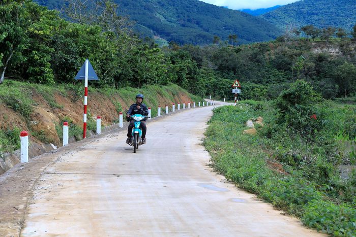 Tuyến đường vào khu sản xuất Chiêng Cao Cil Múp (giai đoạn 1) của xã Đam Rông 4 đã hoàn thành, góp phần tạo điều kiện cho người dân đi lại thuận tiện hơn