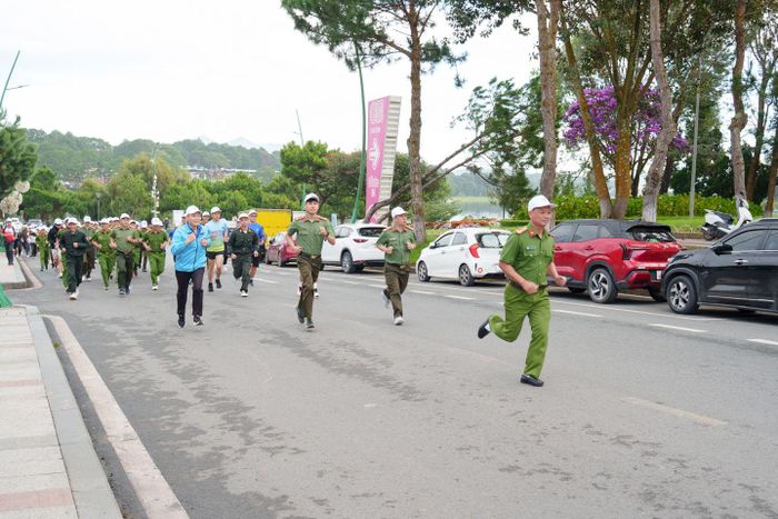 Cán bộ, chiến sĩ Công an tỉnh Lâm Đồng tham gia chạy bộ