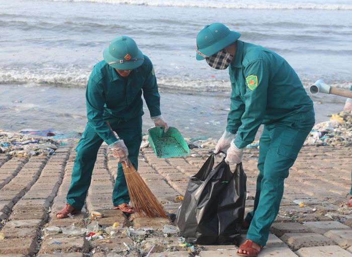 Các lực lượng ở phường Mũi Né tham gia dọn rác thải đại dương