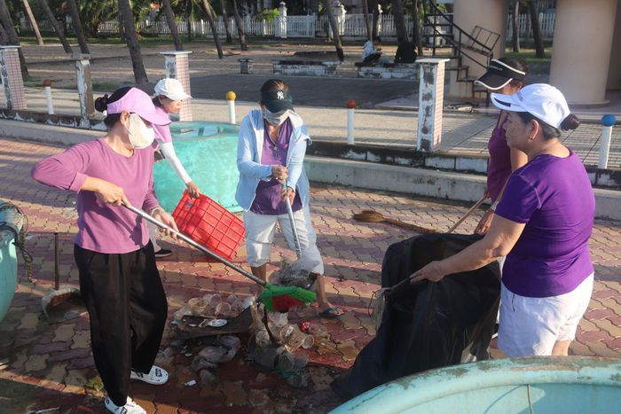 Các hội, nhóm phụ nữ tham gia dọn vệ sinh bãi biển