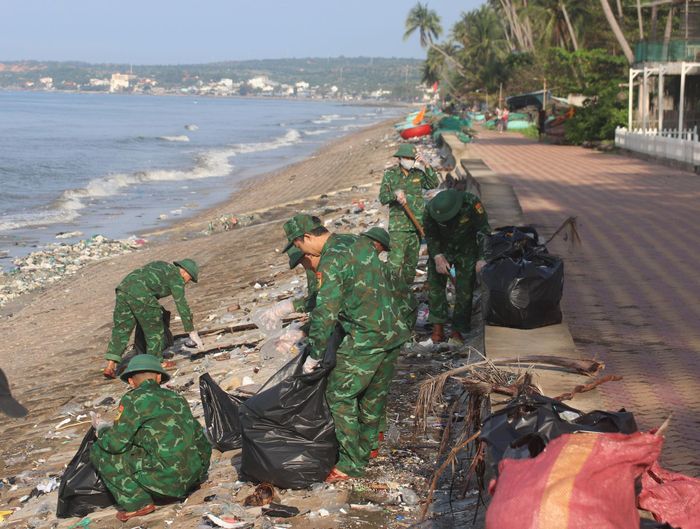 Bộ đội biên phòng cùng tham gia dọn rác thải đại dương tại biển Mũi Né