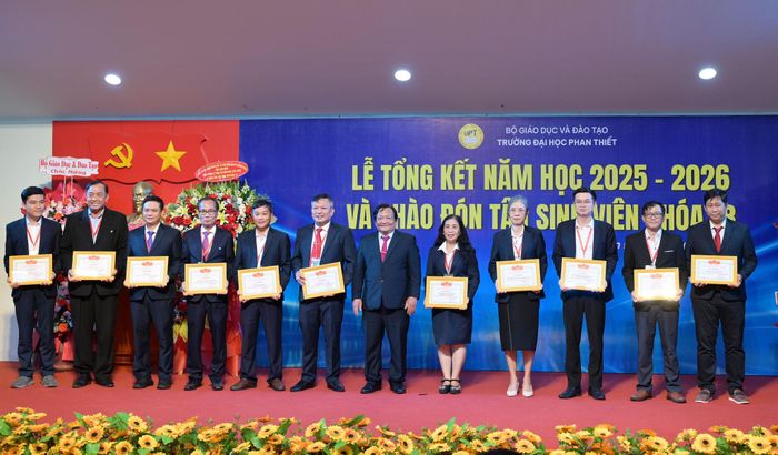 Trường Đại học Phan Thiết tặng Giấy khen cho các tập thể, cá nhân hoàn thành xuất sắc nhiệm vụ năm học 2025 - 2026